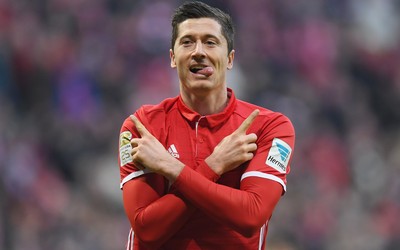 球王会动态-佩里西奇赛后与队友击掌